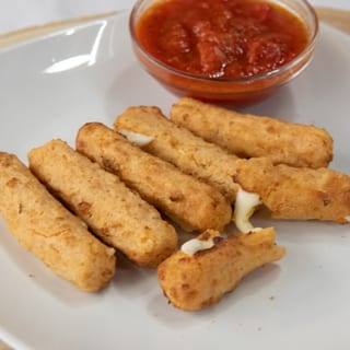 Mozzarella Sticks (6 Pcs)